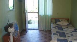 Гостевой дом Mini Hotel on Gornaya Судак Бюджетный трехместный номер-4